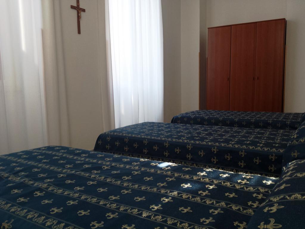Maria Rosa Molas - Casa Per Ferie Pensión