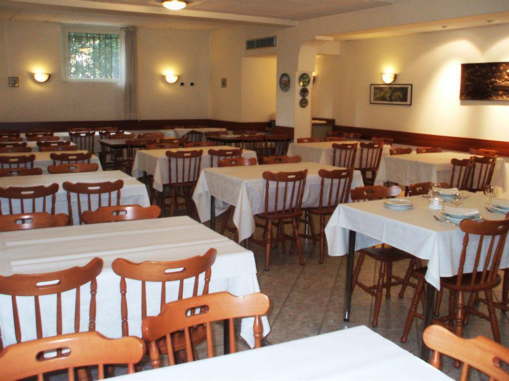 Pensión Maria Rosa Molas - Casa Per Ferie 3*